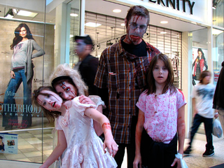 Illustration for article titled Cosplay Abounds at Zombie Fest in Pittsburgh